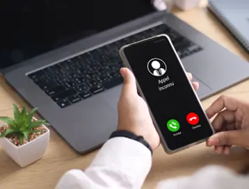 Ecran de téléphone affichant un appel inconnu