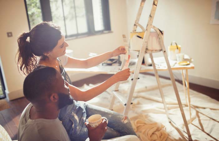 Couple en plein travaux