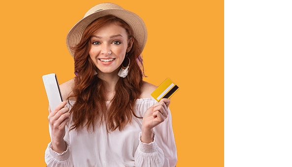 Femme avec un téléphone et une carte bancaires en mains