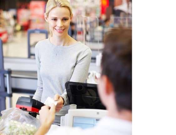 Femme effectuant un achat en magasin avec sa carte de crédit Cpay Mastercard