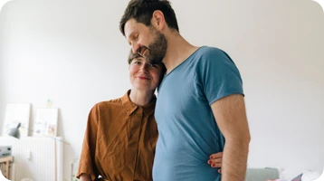 Couple souriant et complice
